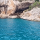 Türkisfarbenes Meer vor steiler Felsküste mit Höhle an der Ostküste Sardiniens